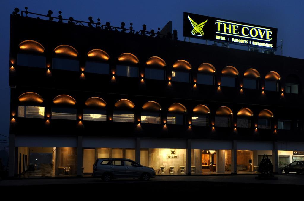 The Cove Hotel Panchkula Exteriér fotografie